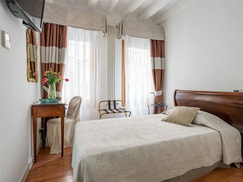 Hotel Antigo Trovatore Venezia 3*,  Italia