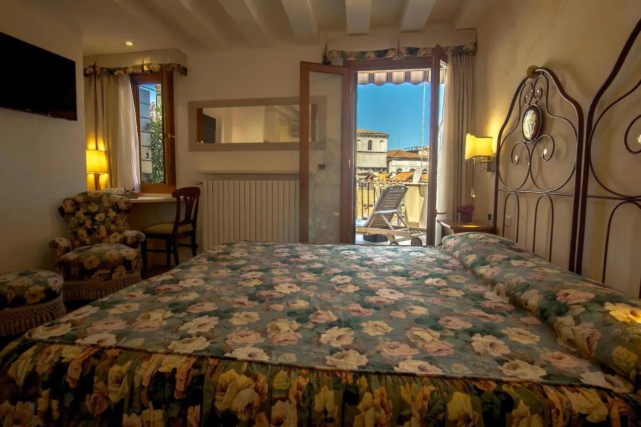 Hotel Antigo Trovatore Venezia 3*,  Italia